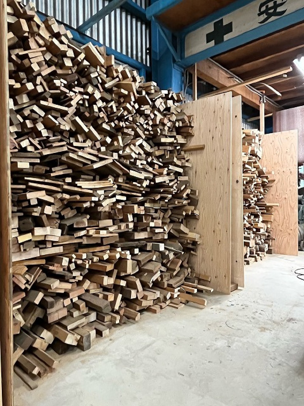 マツミの工場の端材置き場！写真を見ると冬の始まりを感じます 工場は綺麗に片付けました！（三浦）