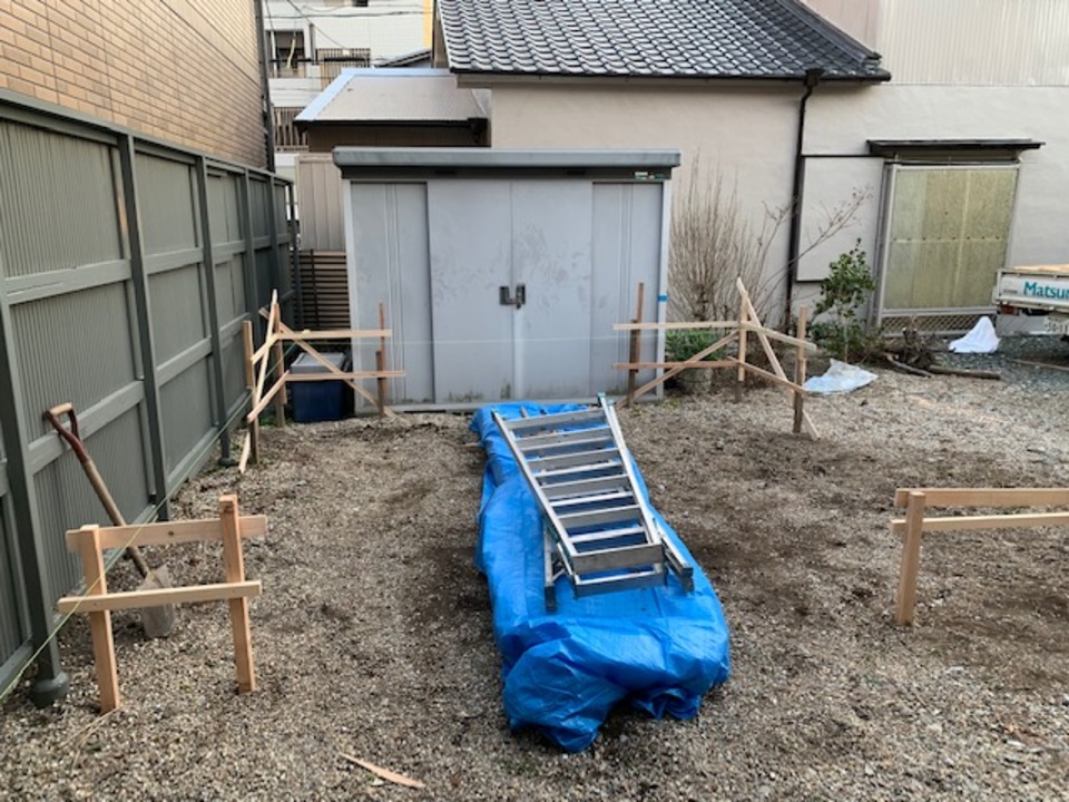  増築の下準備をしています。