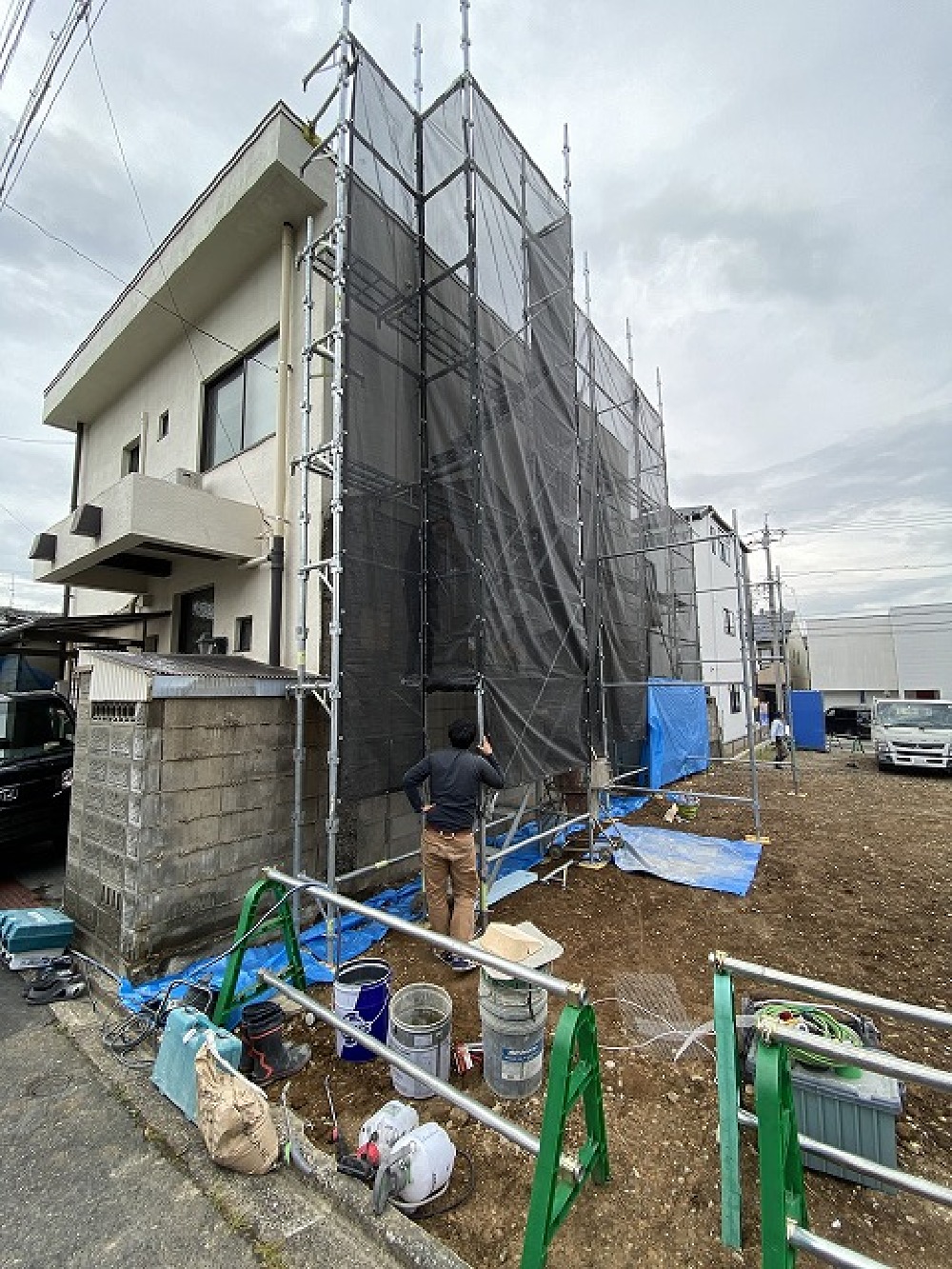 （昭和区・H様邸外壁補修）左官さんが雨の合間を縫って外壁モルタル工事に入ってくれています