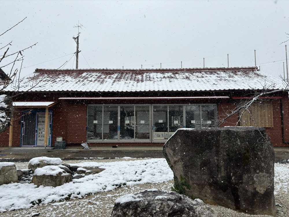 雪の中、左官工事の再開です。