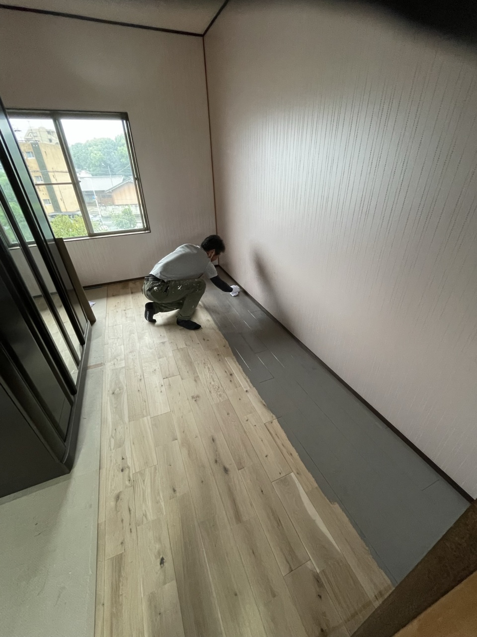 ナラ無垢材に「いろは」で塗装していきます（白井）