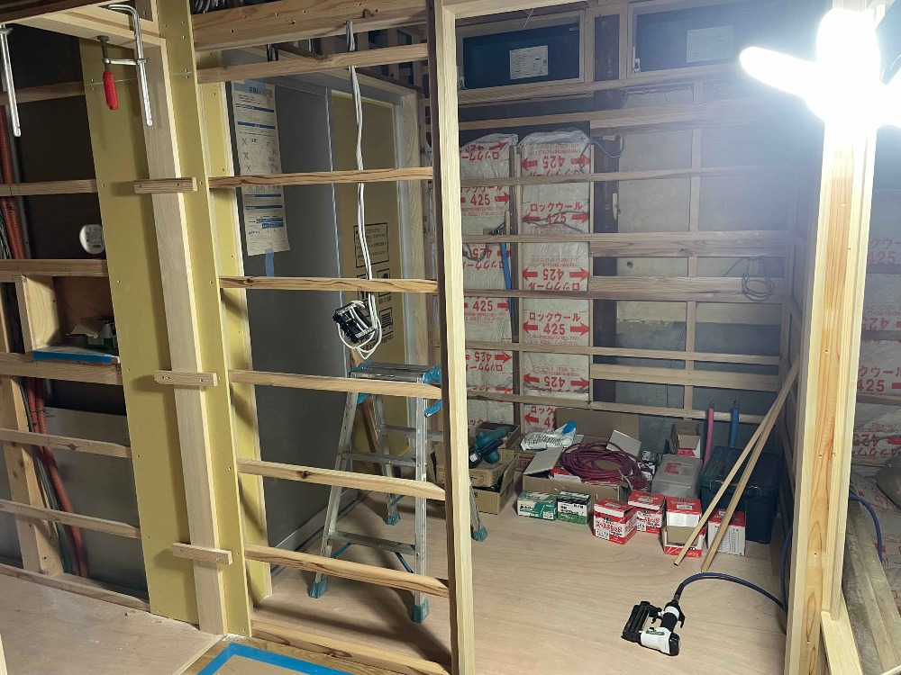 一本引き戸の枠を施工しています