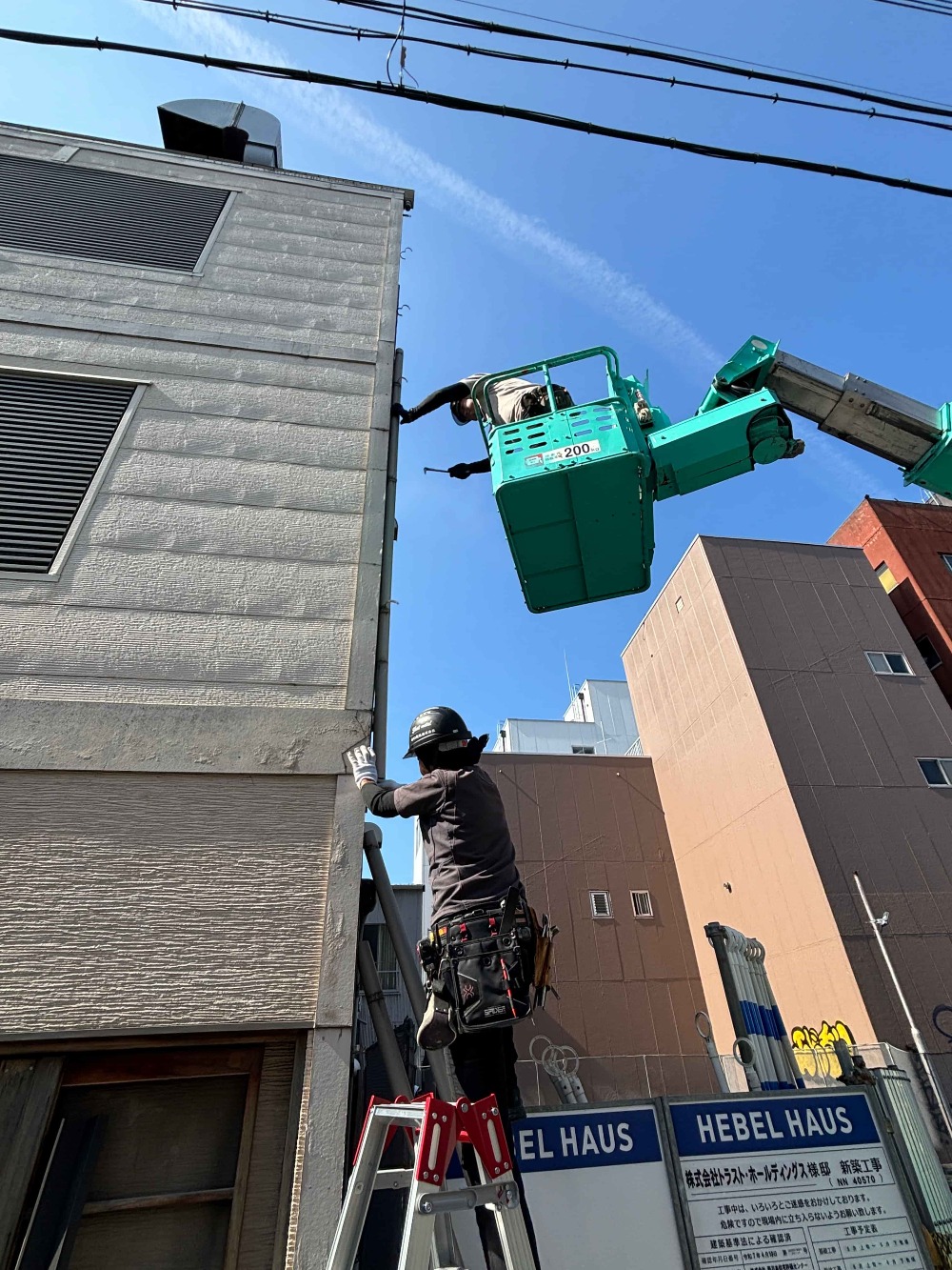 【大須・万松様】高所作業車を使用し、樋改修工事です