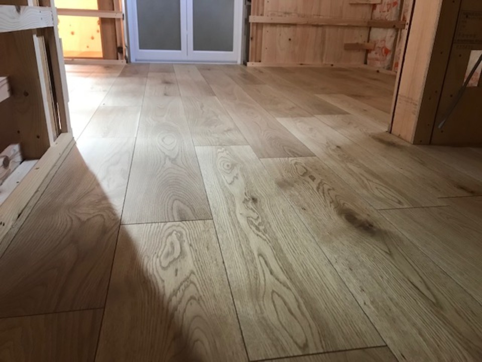ナラの床材施工完了。
