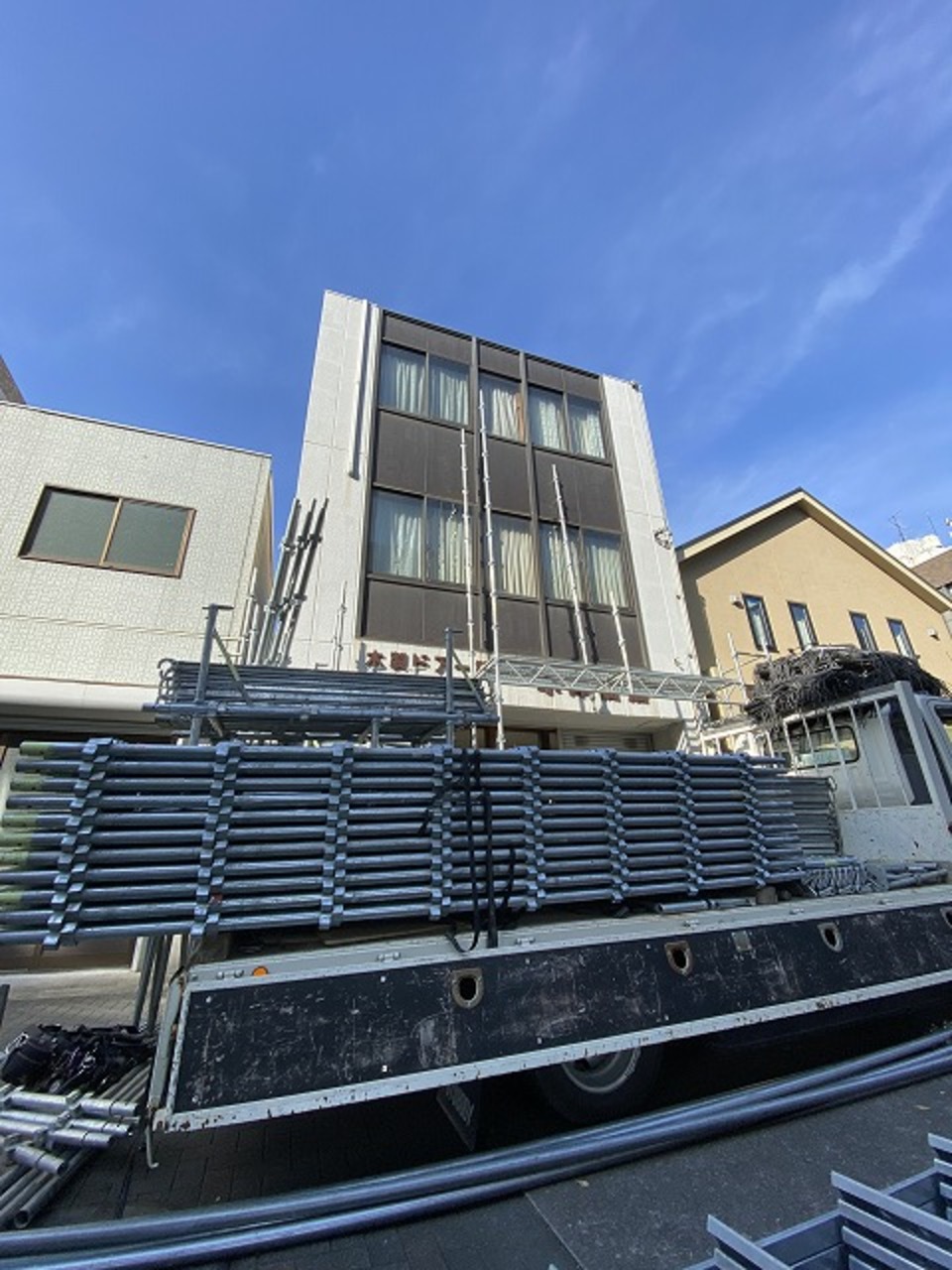 昭和区O様邸リノベーション、本日より着工です。 まずは足場を建てていきます。