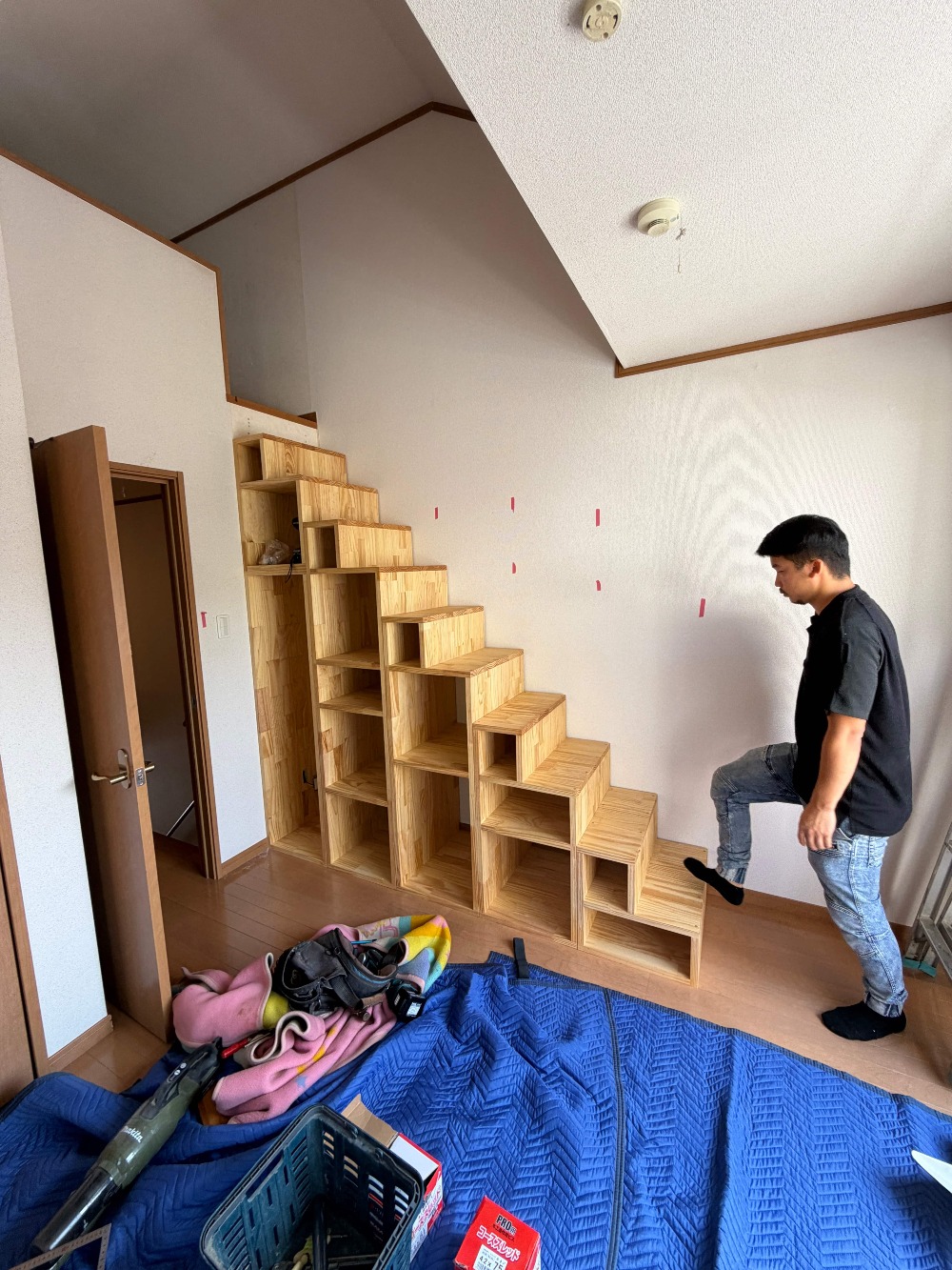 工場で製作した箱階段を設置中です。
