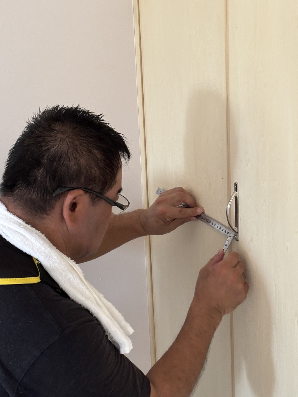 建具の取手を取り付けるナガセさん みんな暑い中頑張っています
