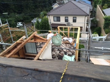 寺西です、急勾配屋根解体中です！