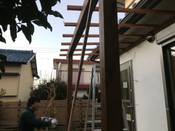 白井です、デッキの屋根工事中です。