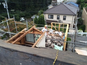 寺西です、急勾配屋根解体中です！