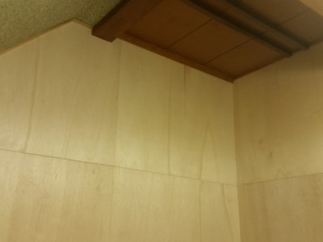 廊下収納の壁を仕上げています。