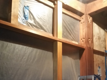 この部屋最後の柱が立て終わりました。