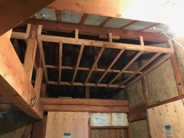 子供部屋の天井下地を作っています。