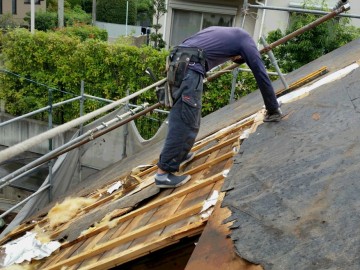 中川です、昨日に続き屋根解体中。
