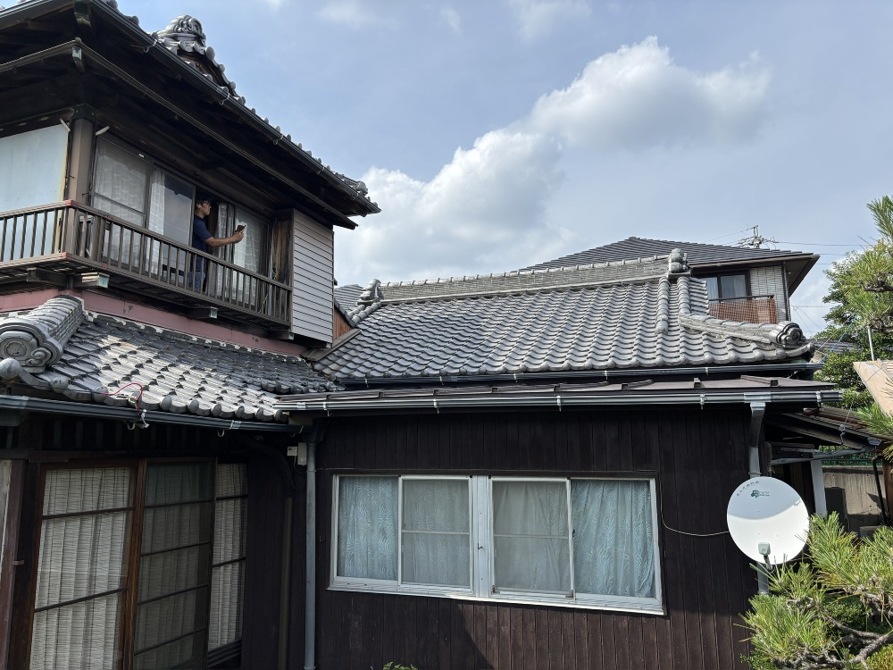 築90年の木造住宅の現場確認中です。長年の風合いや傷み具合を丁寧に見ていきます。