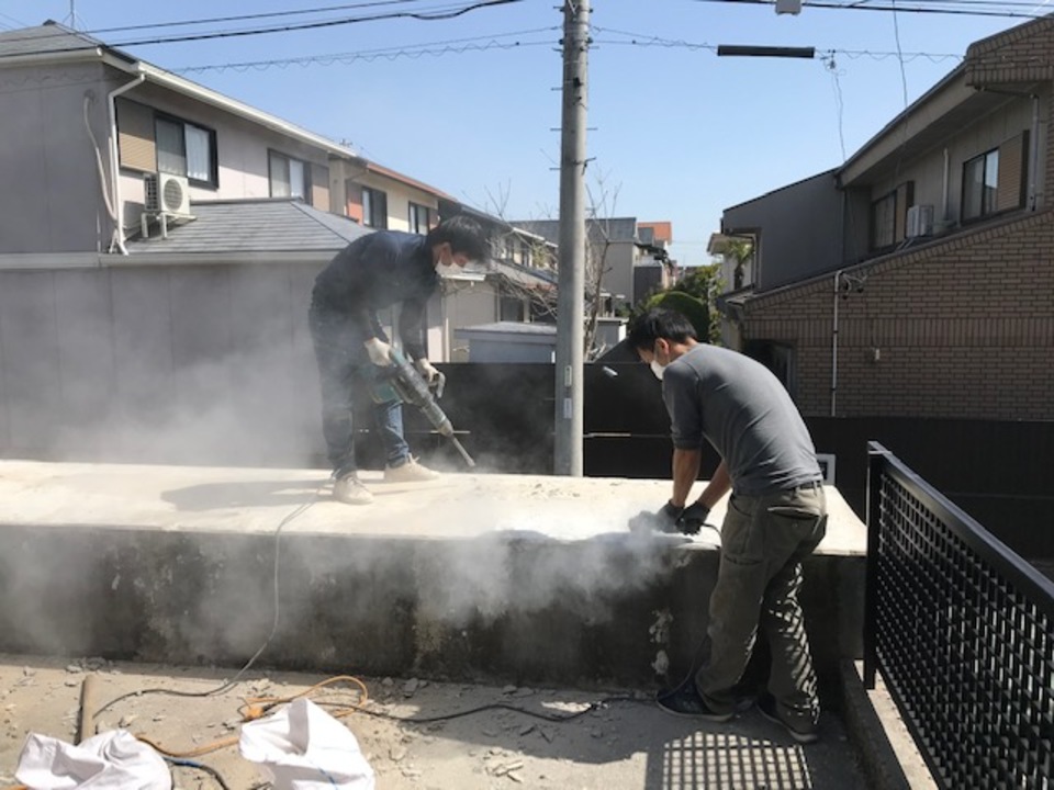 I様邸・車庫防水の為、花壇、ウッドデッキを解体中（寺西）
