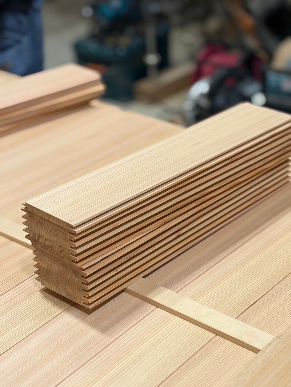 戸箱の鏡板を作成中。切り出した杉の無地柾目板