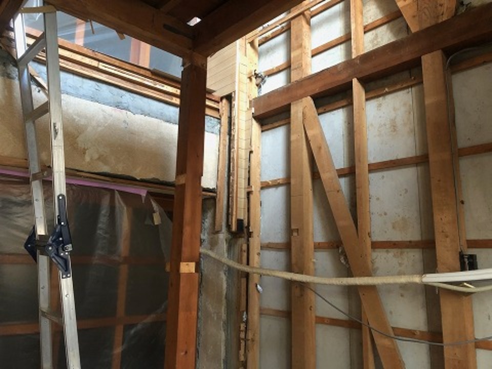 （T様邸）今日から新しい現場です。 押し壁で造られた増築部分のセットバック工事が始まりました。 メンテナンスできるようにします（山本）