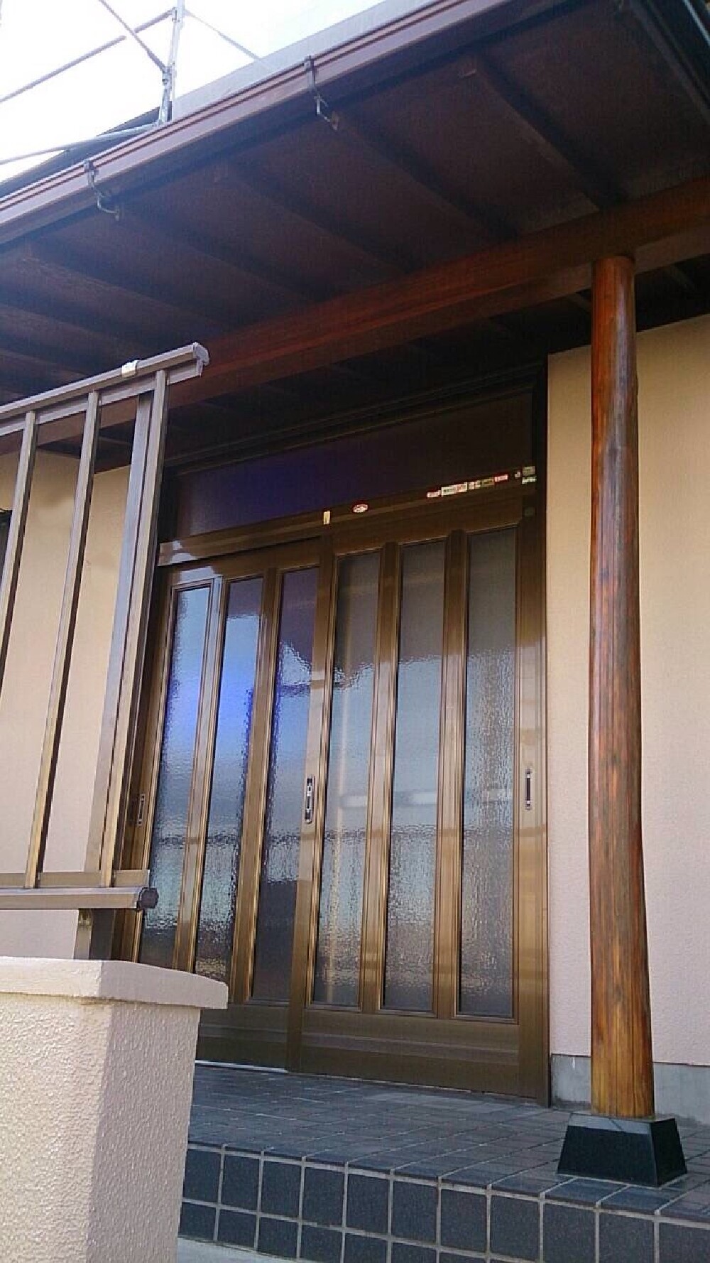 （リフォーム前） 玄関ドアには大きなガラス面が多く使われており、内部の様子や人の気配が外から伝わりやすい状態でした。さらに、ガラス部分から手を差し入れられる可能性があり、防犯面で不安が残っていました。