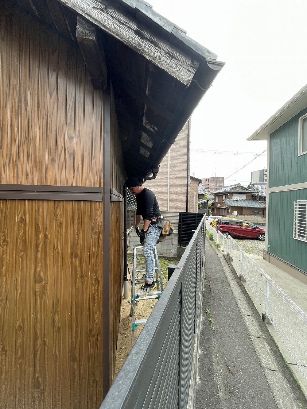 新規に貼った鋼板と既設の鋼板のジョイント部 の見切、コーナー見切を取り付けてメリハリが付きました（白井）