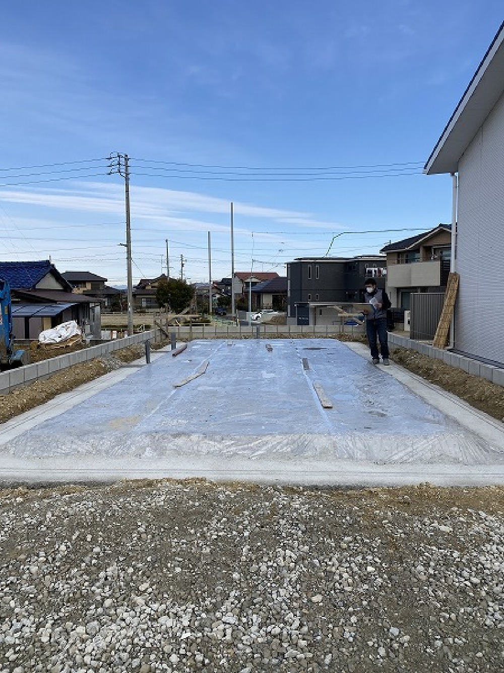 転圧した砕石の上に、防湿フィルムを敷いて捨てコンを打設しました