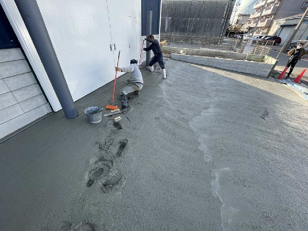 土間コン打設完了。 スロープ部は滑りにくさを考慮し 刷毛引き仕上げです（白井）