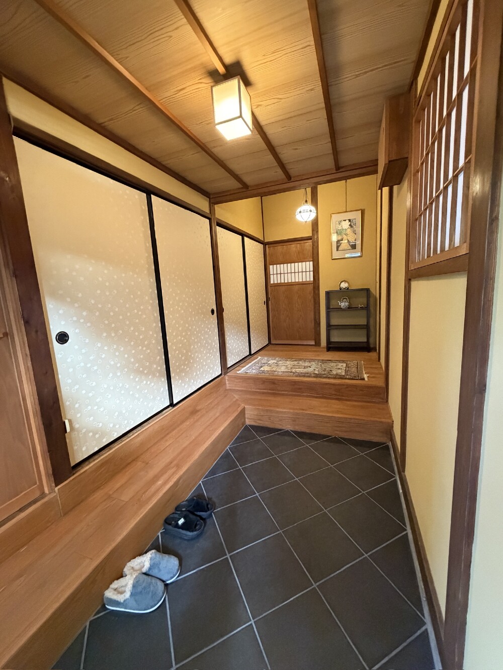 納品までお時間をいただきましたが、 からかみが入り、品のある襖が美しく納まりました。  杉の板戸も木目が際立ち、空間にやわらかな表情を添えています。