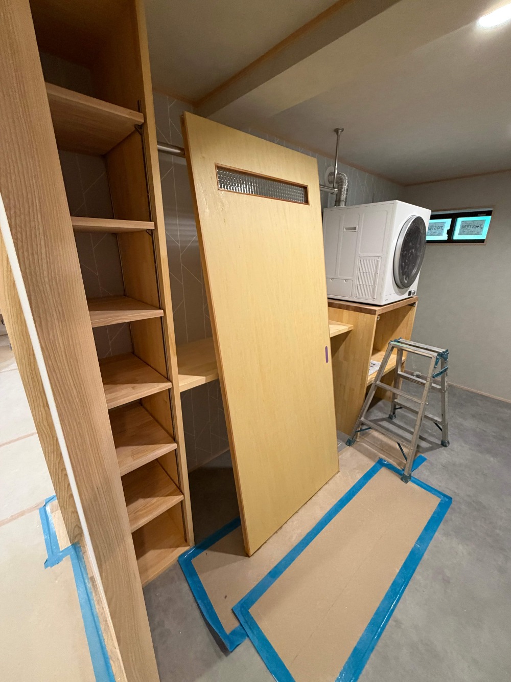 建具に自然塗料「いろは」を塗装しています