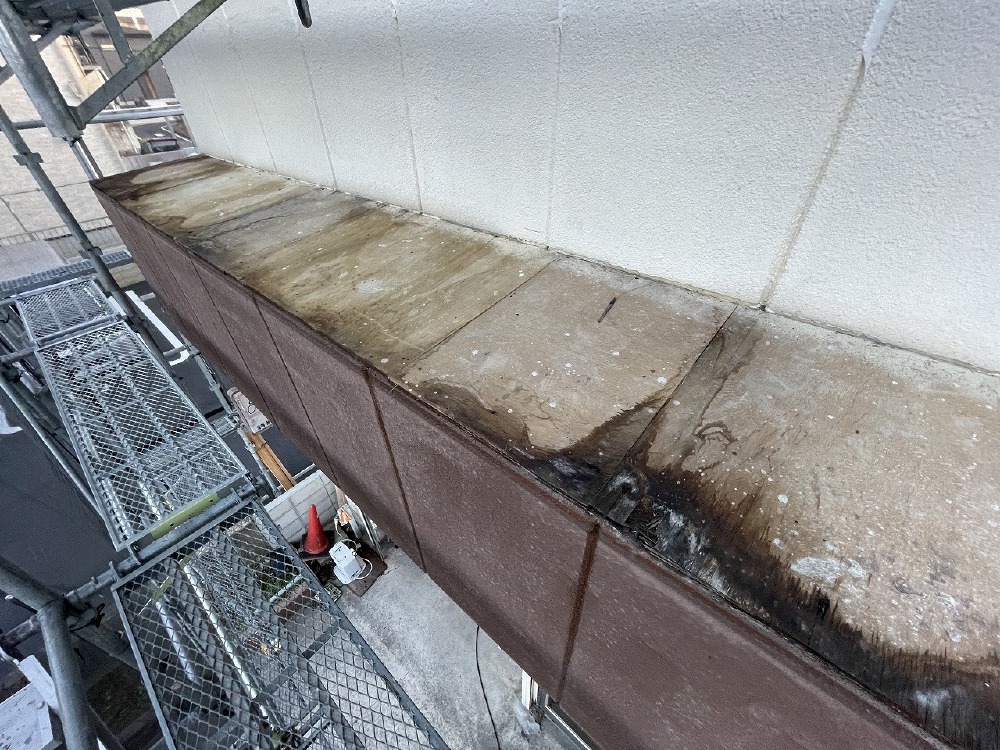 シャッターボックスの上です。 雨水が侵入してベニヤの傷みがひどい、、、。  傷んでいる所は替えていきます（白井）。