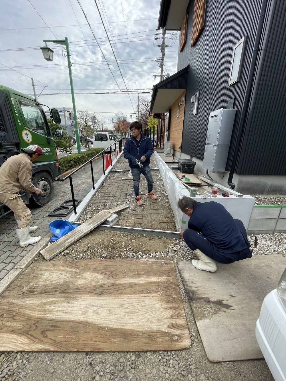 今日は生コン。 外構完了まであと少しです。A様、楽しみですね！（白井）