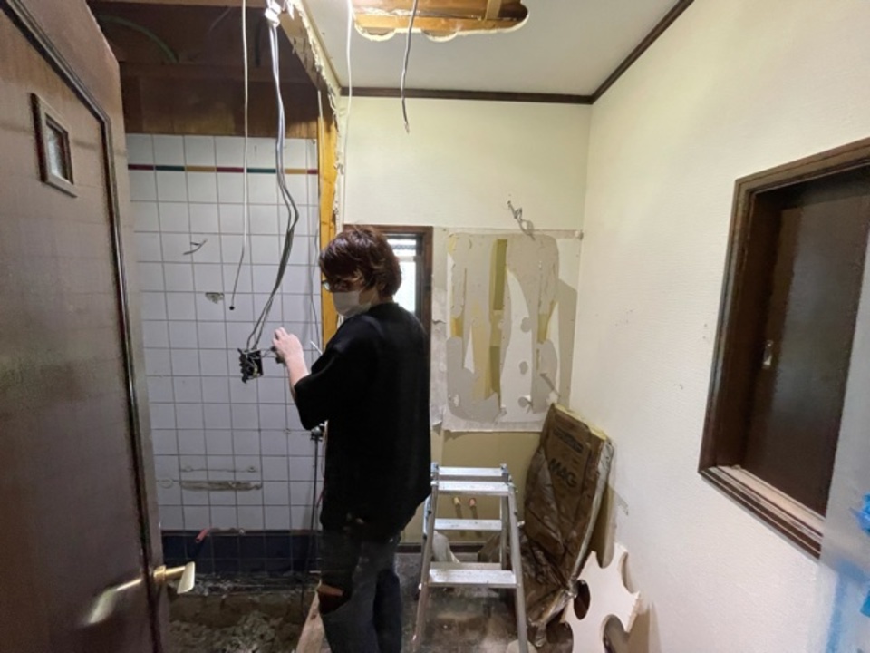 S様邸・洗面、風呂改装工事始まりました。  照明位置等変更の為、電気屋マサ君登場です（白井）
