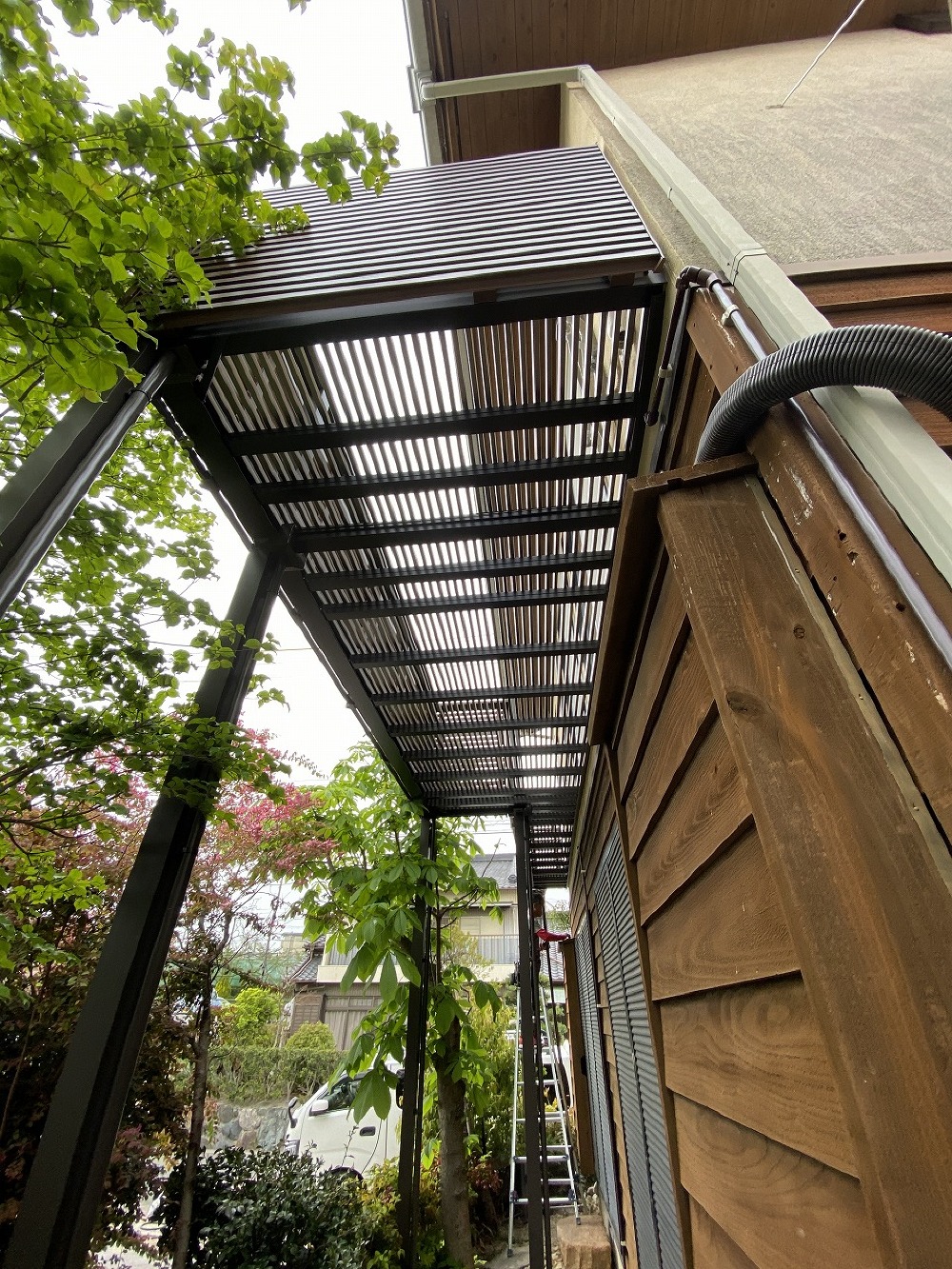 （緑区・M様邸バルコニー工事）庭の緑にも馴染む感じのいいバルコニーになりました 床もスリットで、1階も明るいです