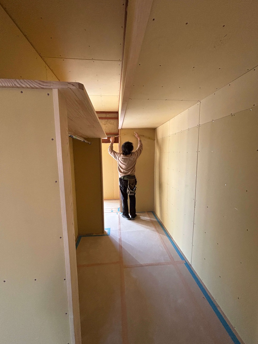 造作工事もいよいよ最終工程。廻縁と巾木を丁寧に納めていく寺やんです