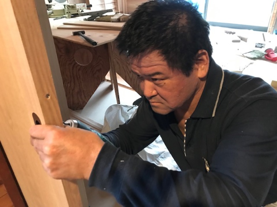 建具を吊り込みを行っています。