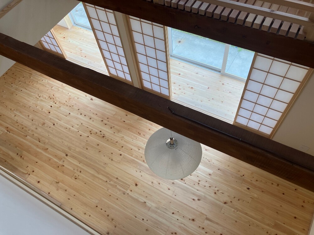 階段の落下防止施工を終え、養生を外して清掃まで行いました。いい雰囲気に仕上がりました（山本）