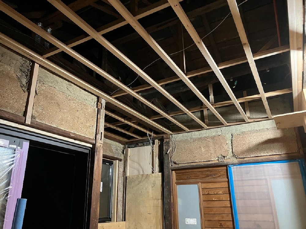 玄関の天井下地を施工しました（山本）
