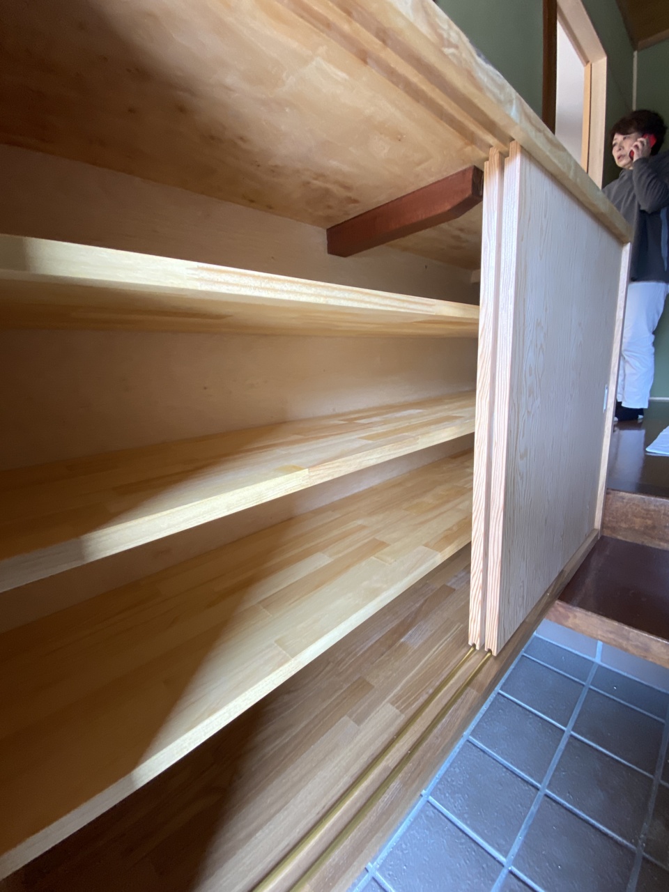 引戸も付いて、栃の天端板を再生した下駄箱の完成です！