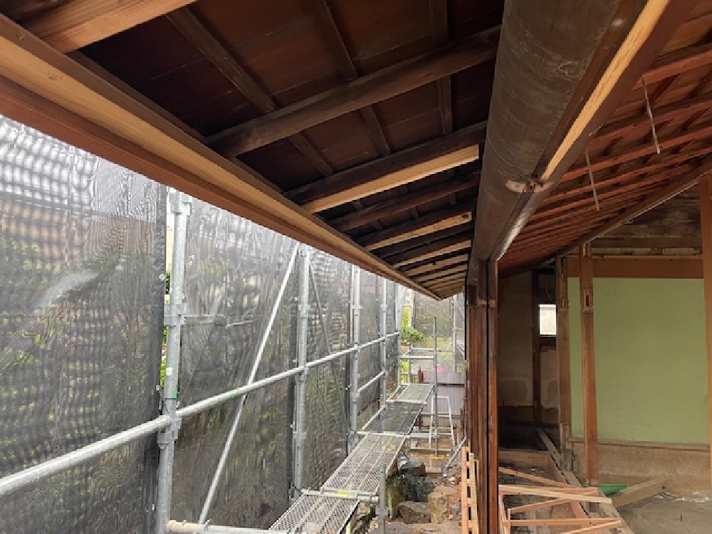 軒天下地施工中