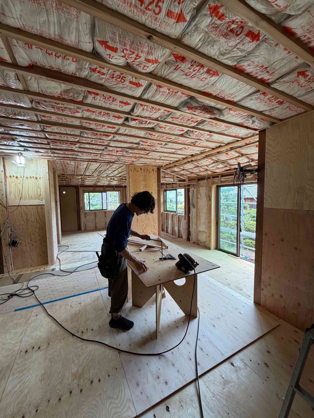 暑さに負けず、寺やんが精度の高い施工を進めています。見えなくなる部分にも一切妥協しません。