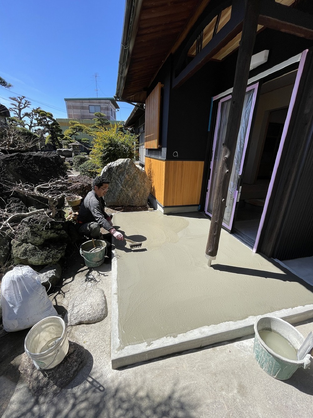 間瀬左官さんは昼御飯も無しで洗い出し仕上げ真っ最中（白井）