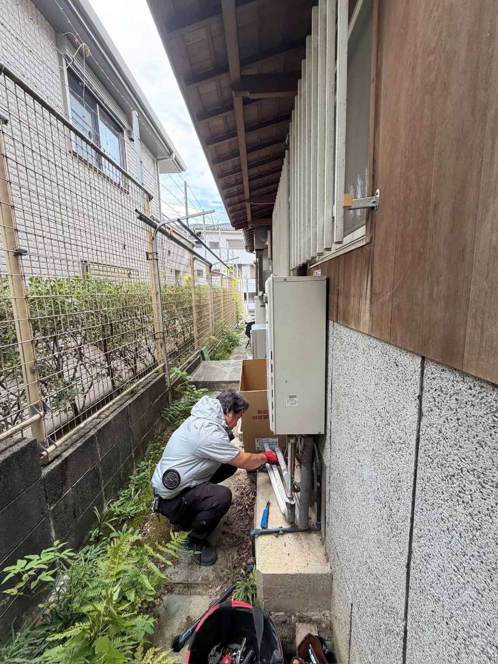 ガス給湯器の取替工事を行っています