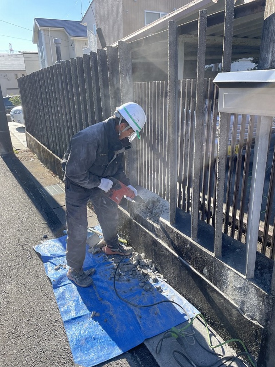 車の衝突で壊れたコンクリート矢板を修復していきます（白井）