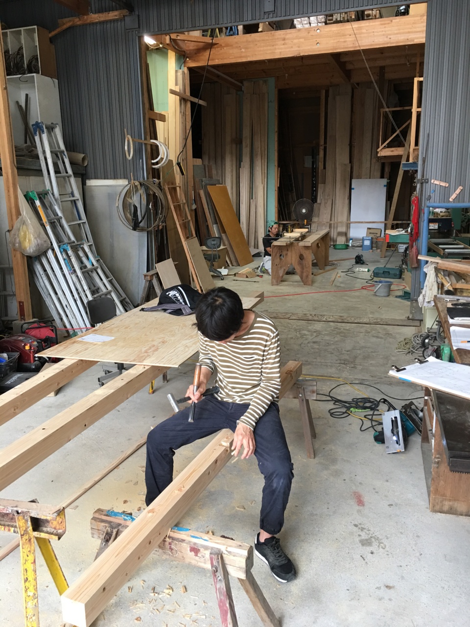 奥には、荒ちゃんが枠材加工しています。