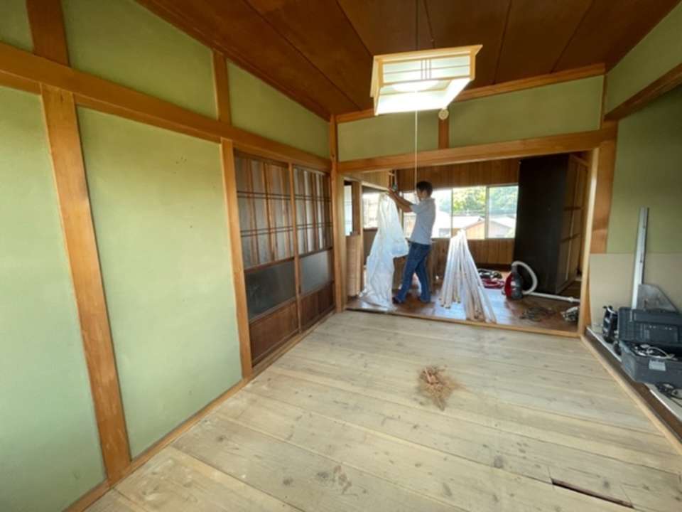 今日から新しい現場がスタート今回は2階の改装工事です。 先ずは養生から（寺西）