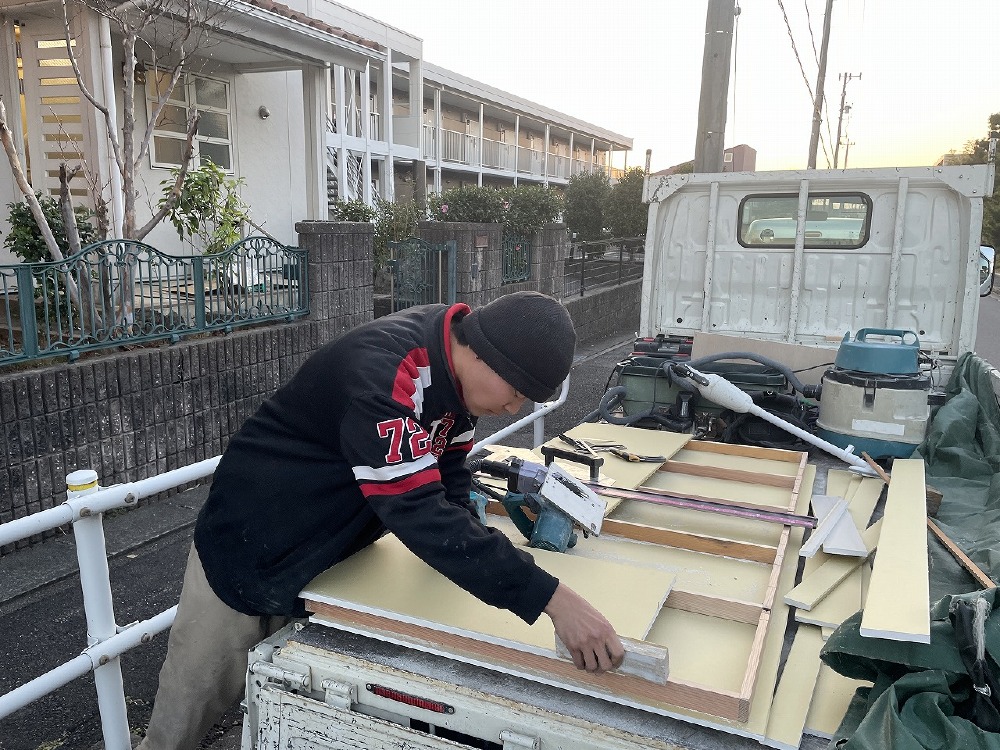 （天白区K様邸）ユニットバスが完了したので 洗面脱衣を仕上げていく颯太君。 内部に作業スペースが無い為、 トラックの荷台を作業台にしています（白井）