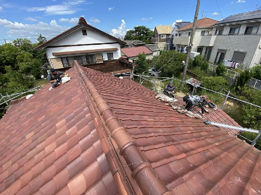 屋根瓦の補修工事をしています。 北野瓦店、みんなコゲてます