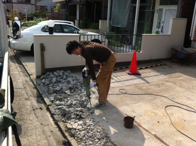 炎天下の中、土間ハツリ中！