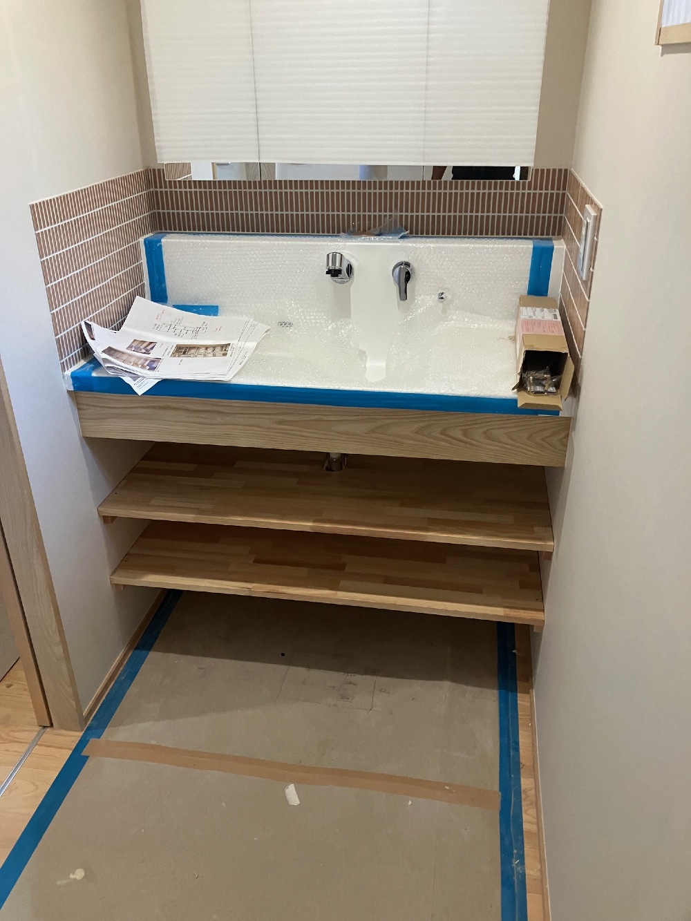 工場で可動棚の製作を終え取り付け作業に来ています。（山本）