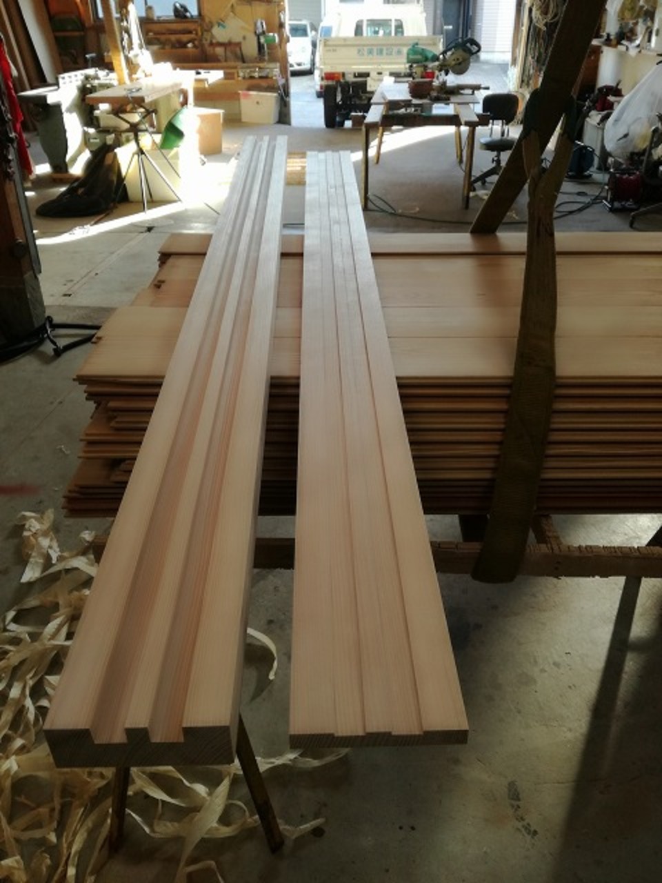 栂材の敷居鴨居を作っています