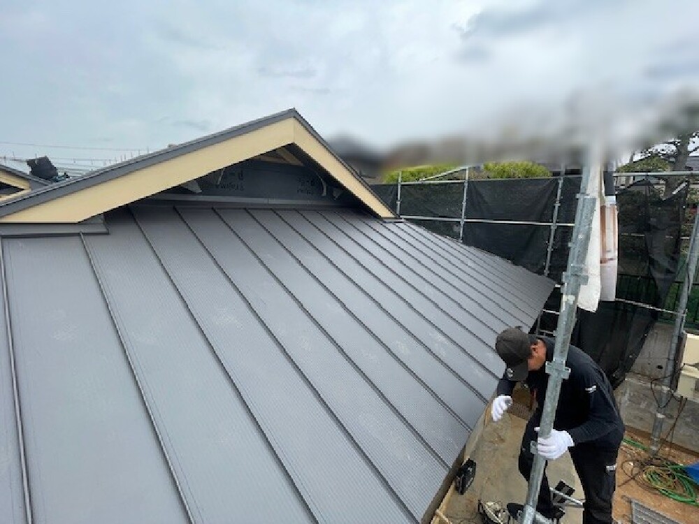 屋根板金工事中